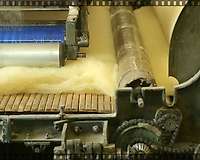 Video of the manufacturing of fluffy woolen waddings