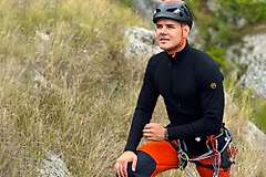 Discover the exceptional comfort and performance of Tigil merino wool garments, designed for sports and everyday wear.