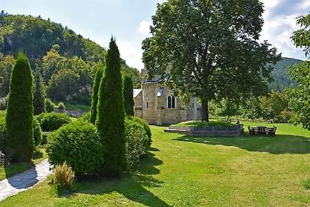 Garden and source around the Gradac monastery 3/9