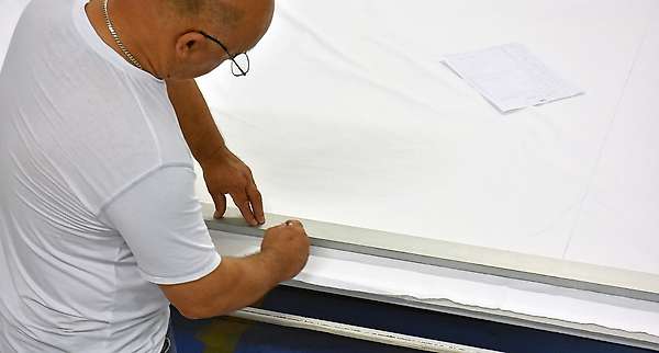Marquage des différentes pièces du plan de coupe sur le tissu.