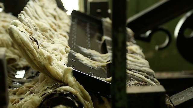 Exit the scouring tank and wringing 1/2