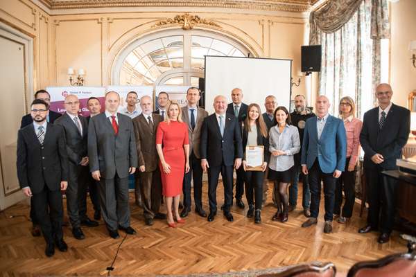 Aurea 2019 finalists and jury. Minister for innovations and technological development at the Government of Serbia, Nenad Popovic, is at the center of the photo.