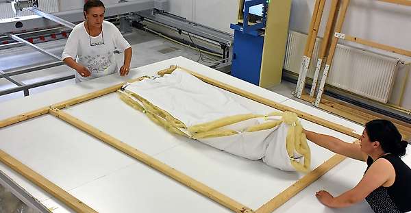 Placement de la couette sur le cadre.