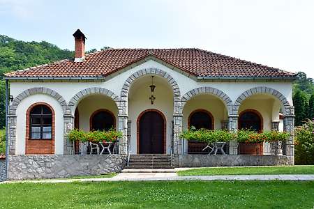 Le magnifique et paisible jardin du monastère de Ćelije 1/9