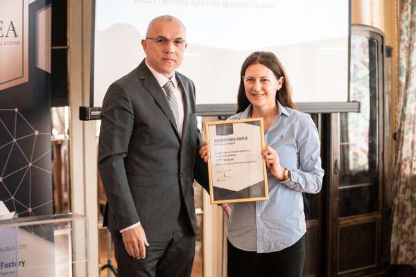 Zdravko Loncar, Managing Director of eKapija and organizer of Aurea 2019, gives the finalist award to Milena Gojković-Mestre from Ecovolve.