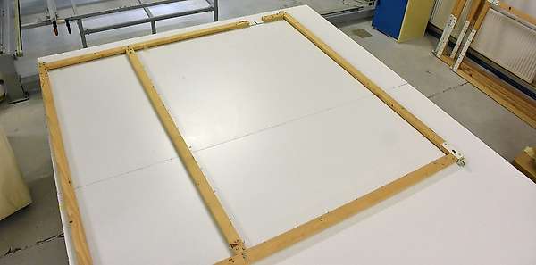 Nous avons plusieurs cadres de matelassage en fonction de la taille de couette à fabriquer. Un même cadre est adaptable pour plusieurs tailles.
