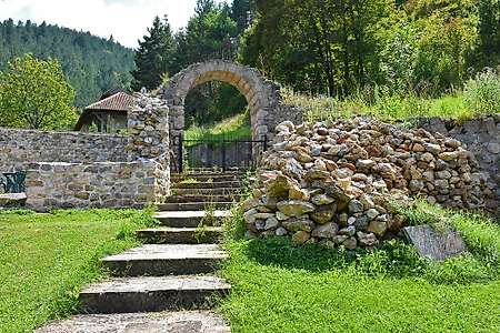 Garden and source around the Gradac monastery 2/9
