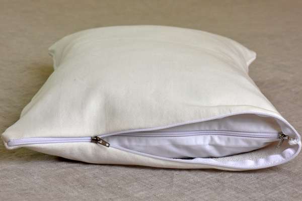 Wool travel pillow 40x30cm with removable comfort cover 4 / 5