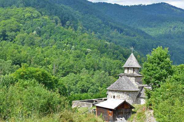 Pogled na manastir Uvac sa prilaznog puta.