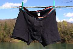 Tigil merino donji veš je lagan, nežan i prozračan, dizajniran da vam pruži udobnost tokom celog dana. Prirodno je otporan na neprijatne mirise i lako se održava, što ga čini savršenim izborom za svakodnevno nošenje i sportske aktivnosti.