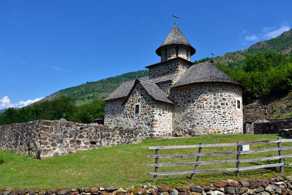 Drugi pogled na manastir Uvac.