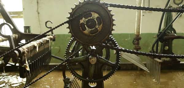 The entire mechanism of the machine is based on notched wheels driven by transmission chain belt.