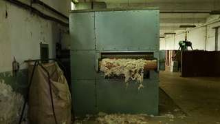 Exit of the washed wool from the drying block 1/3