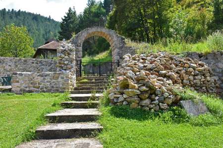 Vrt i izvor oko manastira Gradac. 2/9