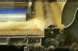 Video of the manufacturing of fluffy woolen waddings