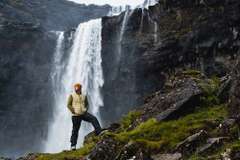 Discover the exceptional comfort and performance of Tigil merino wool garments, designed for sports and everyday wear.